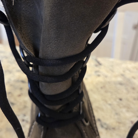 Sorel Black and Olive Green Suede with tan fur boots Size 8 in original box.